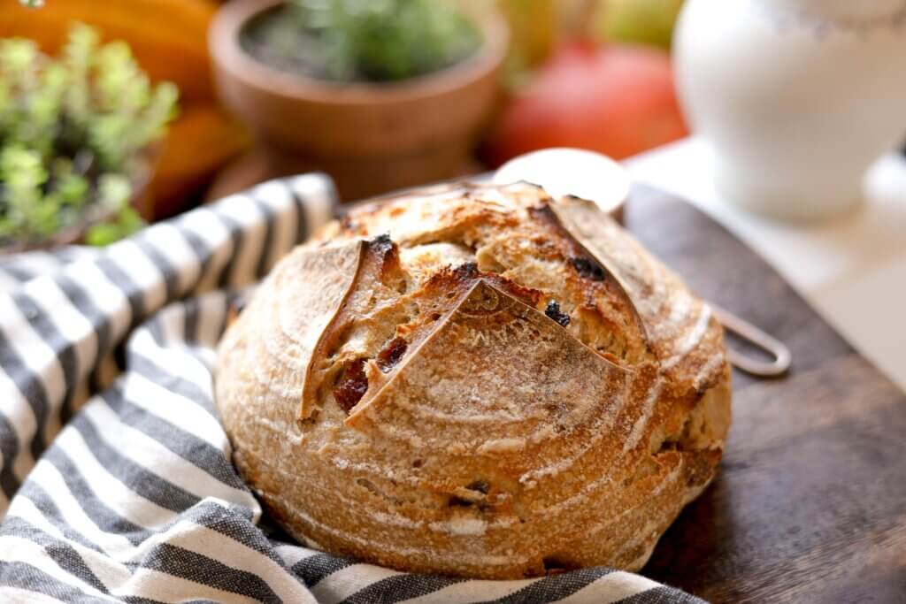 cinnamon raisin sourdough loaf